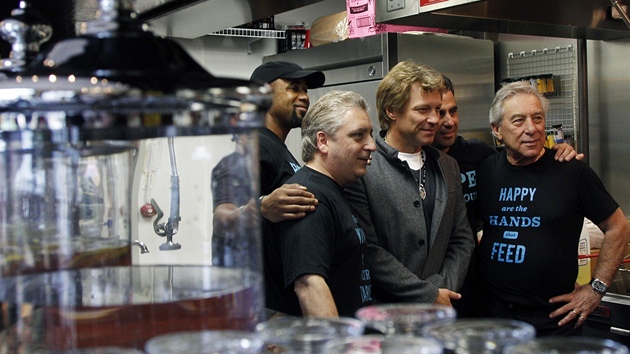 Zpvák Jon Bon Jovi otevel restauraci Soul Kitchen (2011)