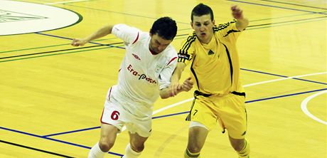 Z futsalového souboje Chrudim (v bílém) - Vysoké Mýto. O individuální akci se