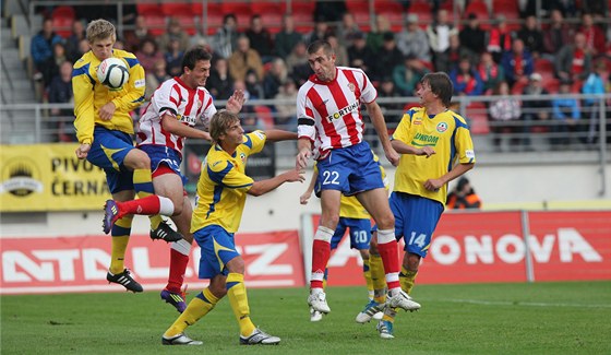 Z duelu Zbrojovka Brno - Zlín (lutá).