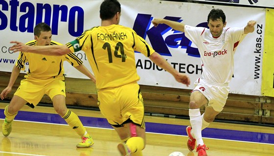 Z futsalového souboje Chrudim (v bílém) - Vysoké Mýto. Domácí Roman Mare