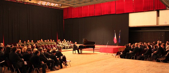 Jaromír Klepá koncertuje v takzvané Red Hall; Pritina, íjen 2011