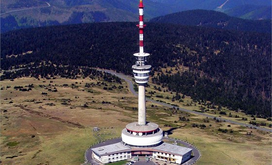 Budova vysílae na vrcholu hory Pradd