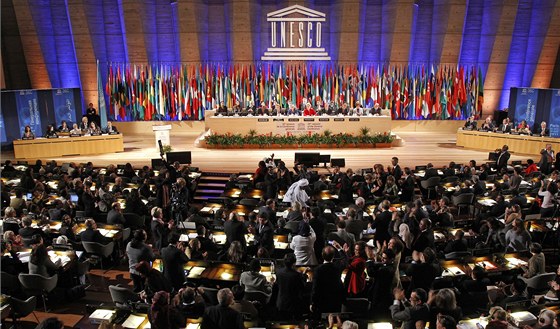 Delegáti z lenských zemí UNESCO hlasují o lenství Palestiny v organizaci OSN.