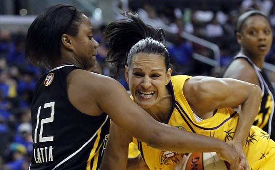 Ticha Penicheirová (vpravo) z Los Angeles Sparks proniká v duelu WNBA pes