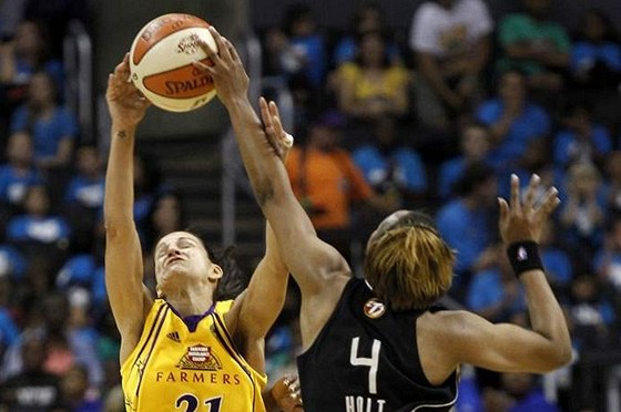 Ticha Penicheirová (vlevo) z Los Angeles Sparks doskoila mí v duelu WNBA ped