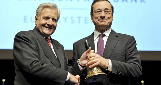Dosavadní éf Evropské centrální banky Jean-Claude Trichet (vlevo), pedává
