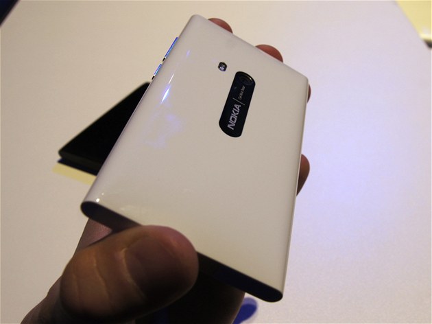 Nokia N9 v bílém provedení