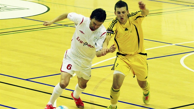 Z futsalového souboje Chrudim (v bílém) - Vysoké Mýto. O individuální akci se Z futsalového souboje Chrudim (v bílém) - Vysoké Mýto. O individuální akci se