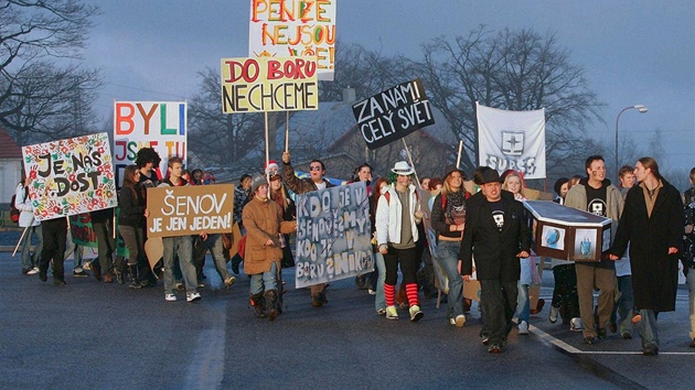 Protest studentů proti spojování sklářských škol v Kamenickém Šenově a Novém Protest studentů proti spojování sklářských škol v Kamenickém Šenově a Novém