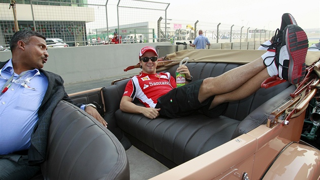 POHODIKA. Felipe Massa z Ferrari si pedstavování jezdc pi premiérové Velké