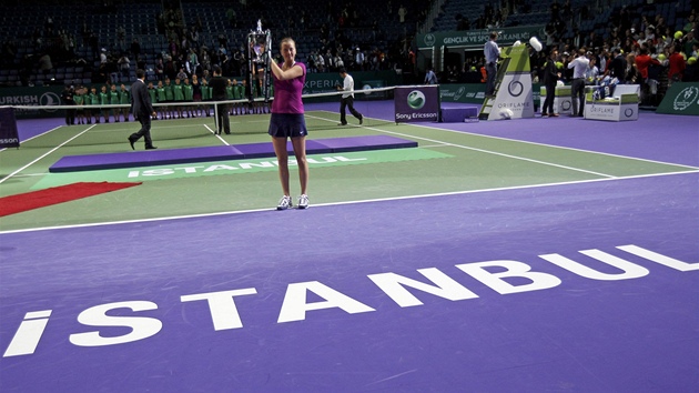 JEN SE PODÍVEJTE. Petra Kvitová ukazuje fanoukm a fotografm trofej, kterou