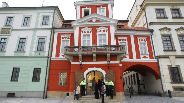 V dom se ziv ervenou fasdou, sousedcm se schoditm Bono publico, restaurtoi obnovili pvodn malby a zachovali i uniktn stedovkou dlabu.