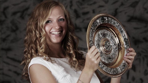 KRLOVNA. Petra Kvitov se svoj nejcennj trofej z Wimbledonu.