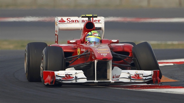 Na stupních vítz si Alonso zaslouen uíval také v Indii. Pitom ho rychlost jeho vozu adí a na páté místo.
