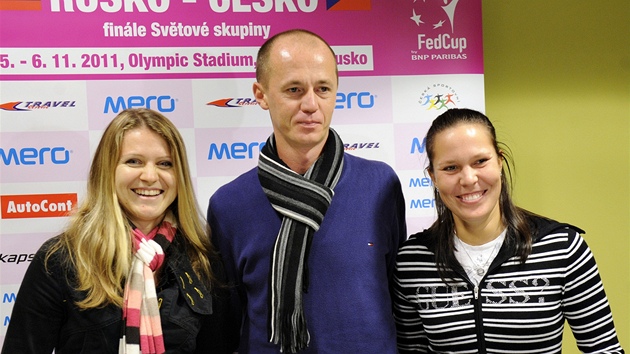 Kapitán Petr Pála (uprosted) a tenistky Lucie afáová a Lucie Hradecká