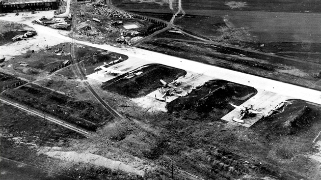 Chebské letecké dílny a letit po bombardování v roce 1945, zábr z