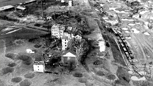 Chebské nádraí a jeho okolí po bombardování v roce 1945, zábr z