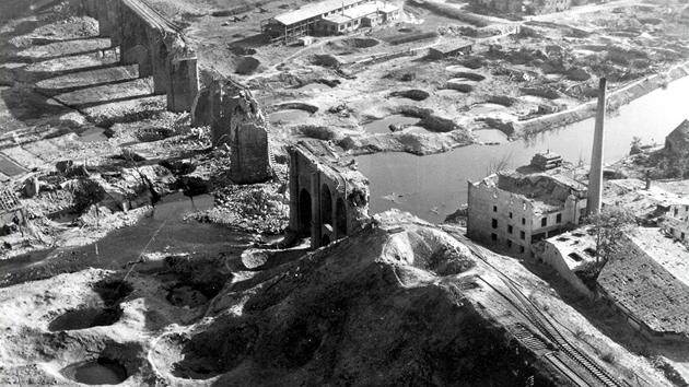 Viadukt na trati Cheb - A a okolí po bombardování v roce 1945, zábr z