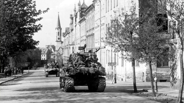 Americké tanky pijídjí v roce 1945 do Chebu ulicí 26.dubna k Americké kole