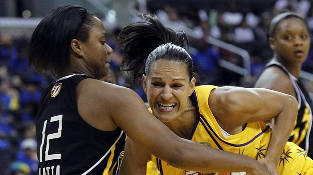 Ticha Penicheirová (vpravo) z Los Angeles Sparks proniká v duelu WNBA pes