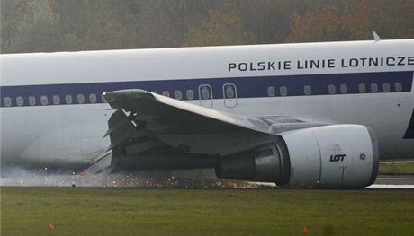 Boeing 767, který nouzov pistál na varavském letiti.