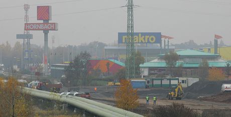Stavba dalího hypermarketu podél Hradubické silnice.