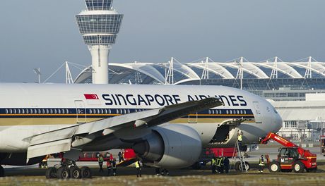 Letadlo spolenosti Singapore Airlines pistálo na mnichovském letiti na tráv.