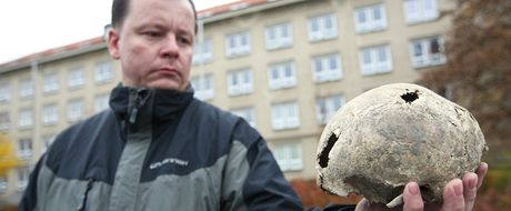 Kriminalista Michal Laka ukazuje lebku nalezenou na louce Budínka.