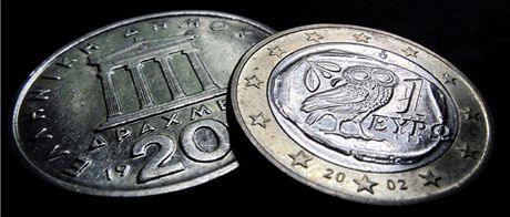 Bývalá ecká mna drachma (vlevo) a euro