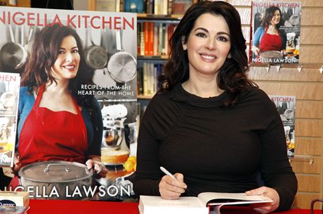 Nigella Lawsonová podepisuje jednu ze svých kuchaek.
