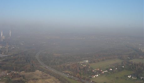 Pohled na inverzi od Horní Datyn blízko Havíova. Pod smogovým pikrovem leí