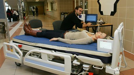 Nemocniní lko se speciální matrací, která dokáe zaznamenat tep nebo pohyb