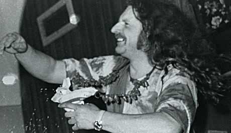 Milan Kníák pi koncertu své skupiny Aktual v Music F Clubu v roce 1971 