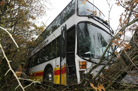 Na Písecku havaroval dvoupatrový autobus, který vezl koláky z plaveckého