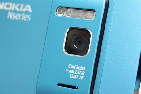 Nokia N8 (detail optiky fotoaparátu)