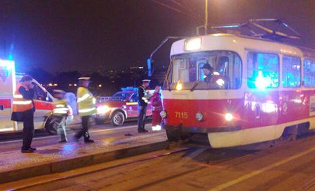 Policisté vyetují, co se mezi idiem noní tramvaje a cestujícícm stalo. (Ilustraní snímek)