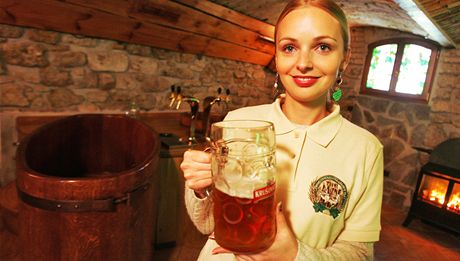 Maria Krupeni stojí se sklenicí piva ped pivní lázní v  prvních karlovarských