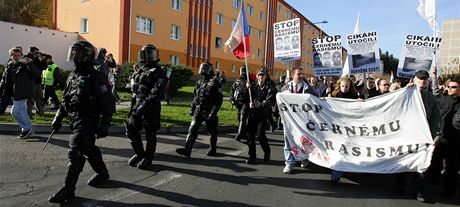 V prvodu extremist v Rotav li i ti uitelé z místní základní koly. Romové