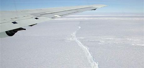Prasklina v Antarktid je dlouhá 30 kilometr.