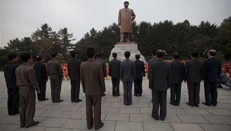 V Severní Koreji se povinn vzdává úcta vládnoucí rodin Kim.