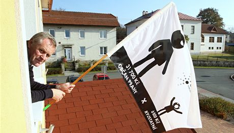 Starosta Újezdu Vladimír Kráalík ví na obecním úad protestní vlajku.