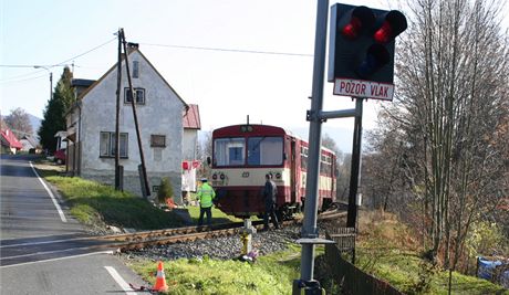 Nepozorný idi zastavil a tsn u kolejí a pední ást auta mu zniil projídjící vlak. (Ilustraní foto)