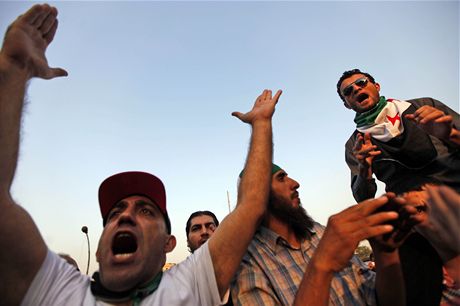 Demonstranti provolávají protireimní hesla bhem jednání Arabské ligy v Káhie
