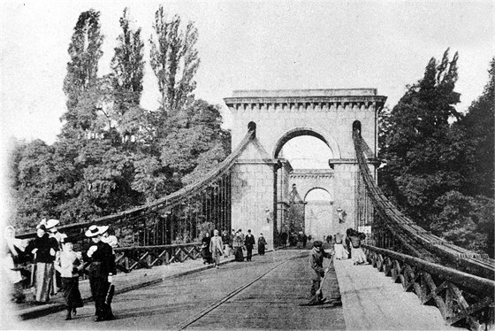 Pvodní most císae Frantika I. V provozu byl od 4. 11. 1841, zruen byl 13.