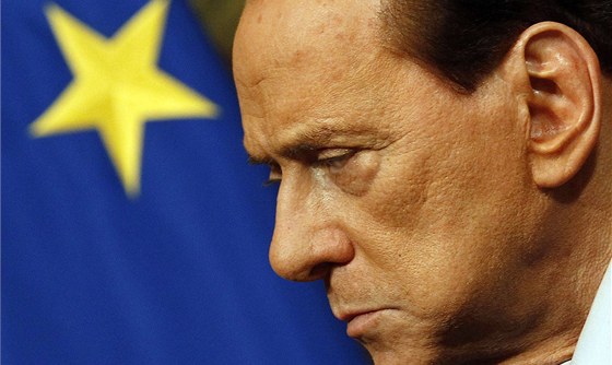 Italský premiér Silvio Berlusconi (7. listopadu 2011)