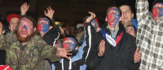 Plzetí fanouci sledují na námstí Republiky utkání fotbalové Ligy mistr