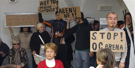 Odprci stavby nového obnchodního centra Aréna pili protestovat na stedení