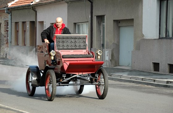 Locomobil pi první propaganí jízd po tém rok trvající obnov.