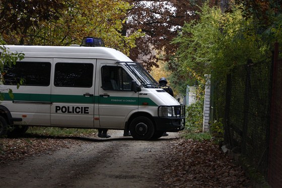 Policie u domu lena Hells Angels v Praze - Toné, kam ji pivolal po