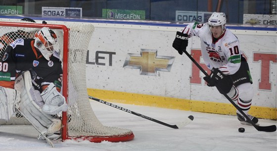 Roman ervenka ohrouje výpadem od zadního mantinelu branku Tomáe Duby z týmu